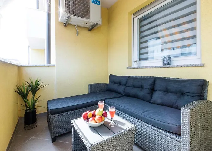 Elena Apartman Pula